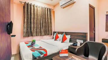 Premium Room | Egyptian cotton sheets, premium bedding, in-room safe, desk