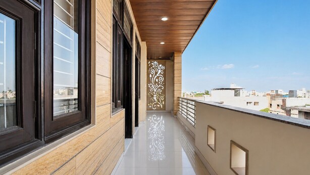 Un balcón con vistas a la ciudad, techo de madera y un panel decorativo en la pared.