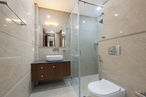 Shower, pancuran hujan, perlengkapan mandi gratis, dan handuk