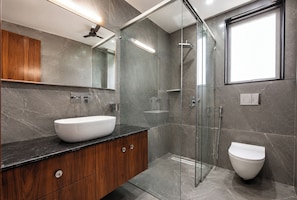 Deluxe Room | Bathroom | Shower, rainfall showerhead, free toiletries, towels - Fabhotel The Mamta Grande (Gurugram)