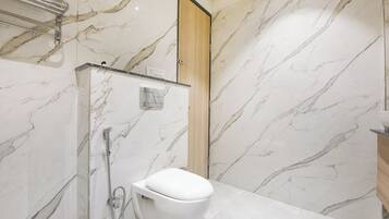 Douche, douche à « effet pluie », articles de toilette gratuits
