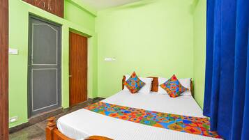Egyptian cotton sheets, premium bedding, in-room safe, desk