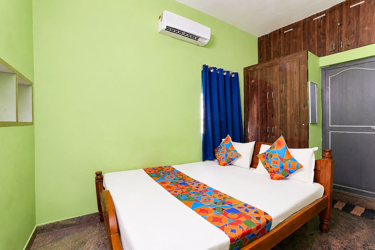 Una habitación con cama, armario, puerta y aire acondicionado.