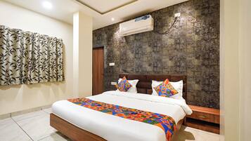 Deluxe Room | Egyptian cotton sheets, premium bedding, in-room safe, desk