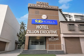 Hotelli nimeltä »ZILLION EXECUTIVE», jossa on kyltti, jossa lukee »fabHOTELS», ja selvästi näkyvä sisäänkäynti.