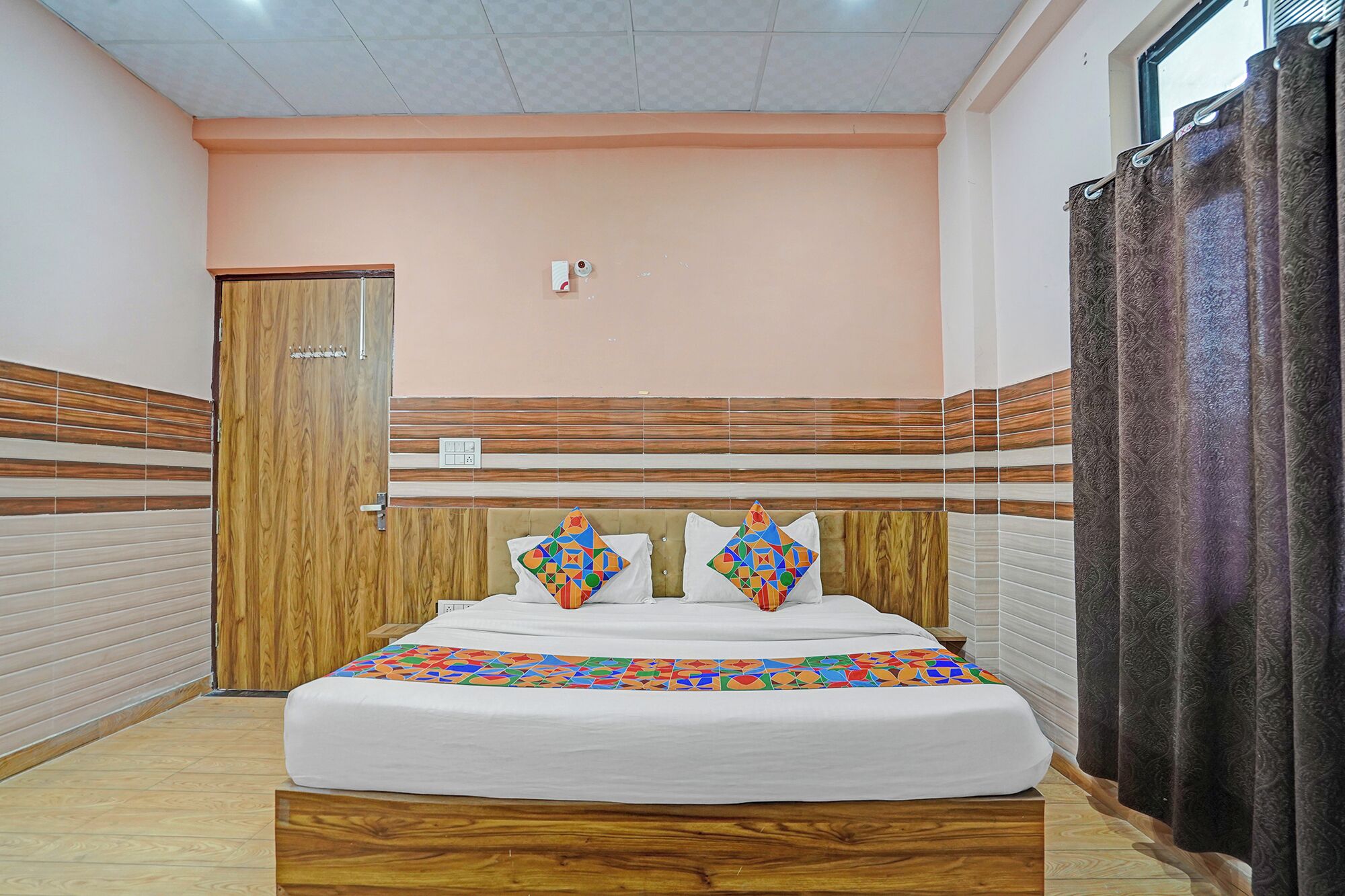 Egyptian cotton sheets, premium bedding, in-room safe, desk