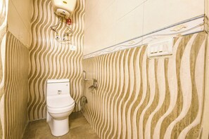 Dusche, Regendusche, kostenlose Toilettenartikel, Handtücher