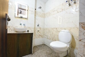 Dusche, Regendusche, kostenlose Toilettenartikel, Handtücher
