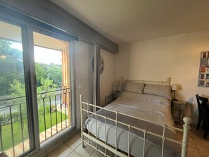Iron/ironing board, bed sheets - Charming studio apartment in Saint-Tropez (Saint-Tropez)