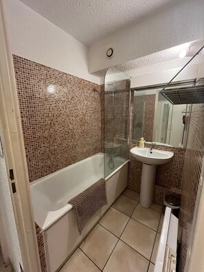 Shower, towels - Charming studio apartment in Saint-Tropez (Saint-Tropez)