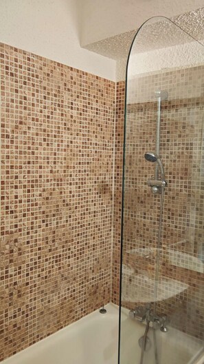 Een douche, handdoeken