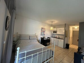 Iron/ironing board, bed sheets - Charming studio apartment in Saint-Tropez (Saint-Tropez)