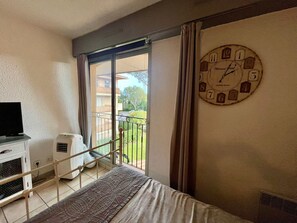 Iron/ironing board, bed sheets - Charming studio apartment in Saint-Tropez (Saint-Tropez)