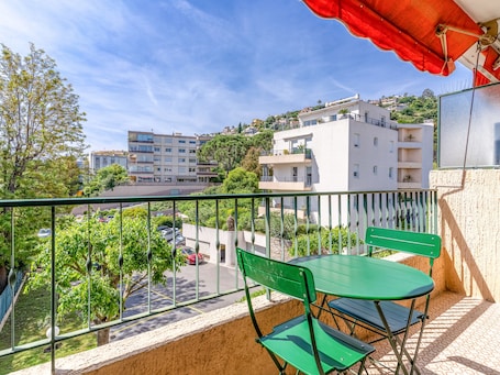 Outdoor dining. Newly studio apartment in a quiet residence