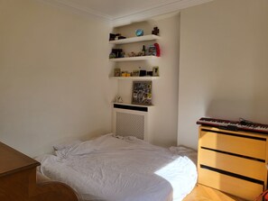 Een strijkplank/strijkijzer, wifi, beddengoed