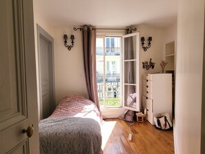 Room - South Balcony Apt - Champs-Élysées (Paris)