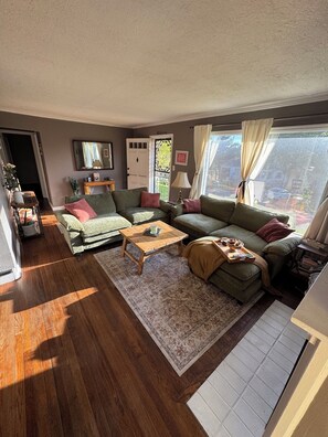 Smart TV, books - Home in Kansas City (Kansas City)