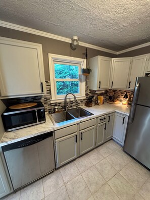 Fridge, microwave, oven, stovetop - Home in Kansas City (Kansas City)