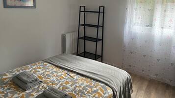 2 chambres, fer et planche à repasser, Wi-Fi, draps fournis