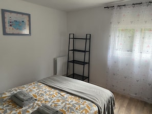 2 habitaciones, tabla de planchar con plancha, wifi y ropa de cama 