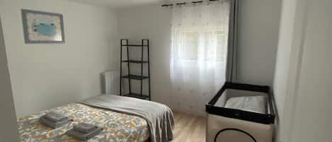 2 chambres, fer et planche à repasser, Wi-Fi, draps fournis