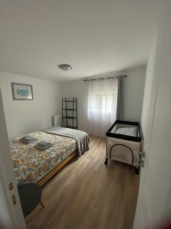 2 bedrooms, iron/ironing board, WiFi, bed sheets. Guest House with free parking in private courtyard