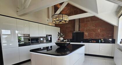 Luxury 3 Bedroom apartment with Loch View