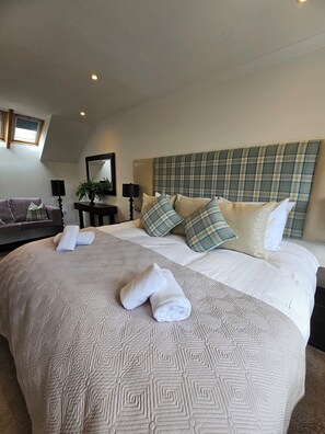 Room - Luxury 3 Bedroom apartment with Loch View (Balmaha)