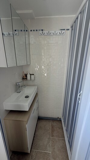 Shower, hair dryer, towels, soap - Vrbo Property (Billère)