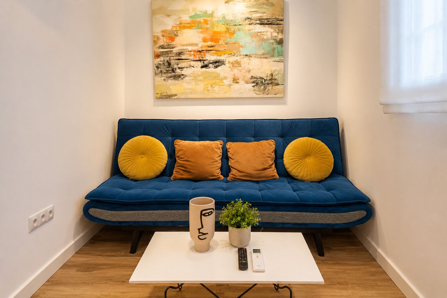 Appartamento Comfort | Area soggiorno | TV a schermo piatto 32 pollici con canali via cavo
