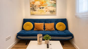 Appartamento Comfort | Area soggiorno | TV a schermo piatto 32 pollici con canali via cavo