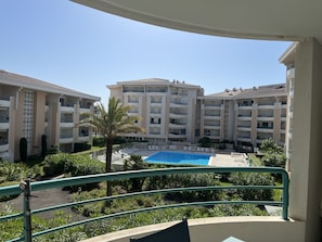 A multi-story hotel with balconies, a swimming pool, and lush greenery. - Cesaree Residence – Renovated 2-room apartment with pool view, air conditioning, garage and terrace – Sleeps 4. (Fréjus)