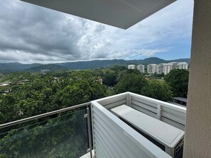 Property grounds - BRAND NEW!!  Modern 2BR Oasis in Jaco. ACWalk to Beach & Town and Pool access. (Jacó)