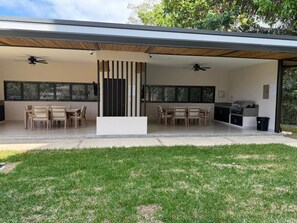 Outdoor dining - BRAND NEW!!  Modern 2BR Oasis in Jaco. ACWalk to Beach & Town and Pool access. (Jacó)