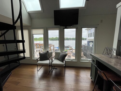 Lakefront 1BR with Loft