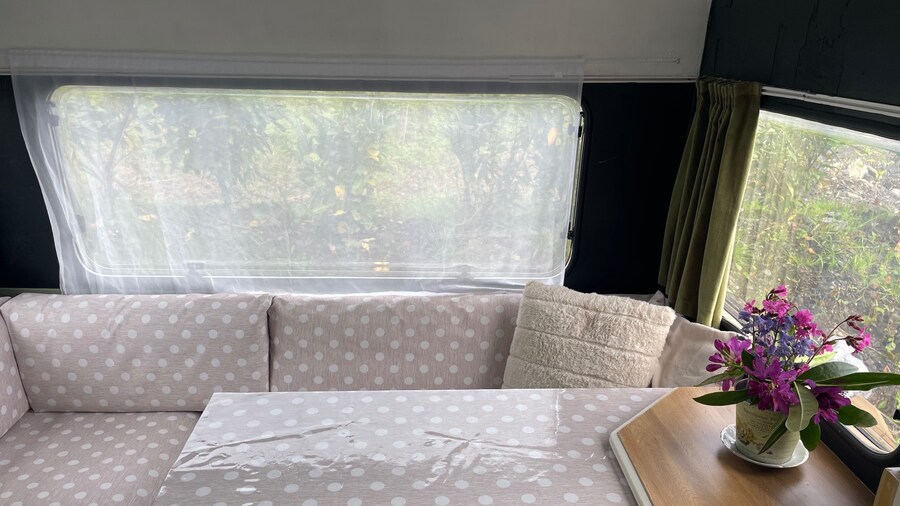 Cosy Caravan Sleeps 2 With Patio and Parking
