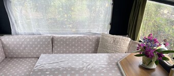 Cosy Caravan Sleeps 2 With Patio and Parking