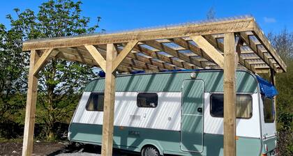 Cosy Caravan Sleeps 2 With Patio and Parking