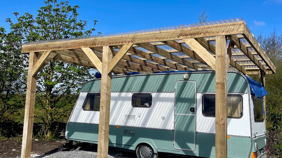 Cosy Caravan Sleeps 2 With Patio and Parking