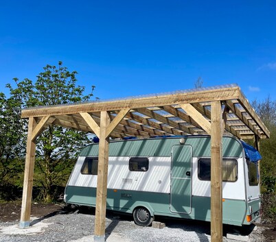 Cosy Caravan Sleeps 2 With Patio and Parking