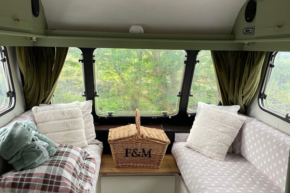 Cosy Caravan Sleeps 2 With Patio and Parking