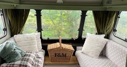 Cosy Caravan Sleeps 2 With Patio and Parking