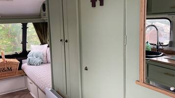 1 bedroom, bed sheets
