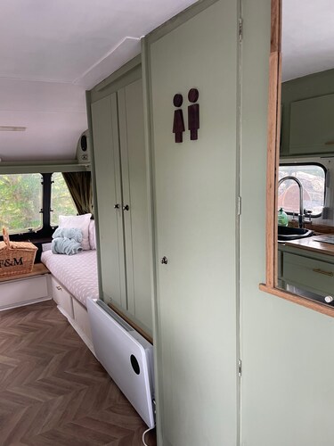 Cosy Caravan Sleeps 2 With Patio and Parking