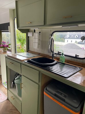 Fridge, stovetop, electric kettle, toaster - Cosy Caravan Sleeps 2 With Patio and Parking (Kilteean)
