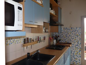 Réfrigérateur, micro-ondes, four, plaque de cuisson