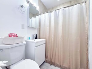 Bathroom - Gorgeous 2-bedroom house with AC in vibrant Miami (Miami)