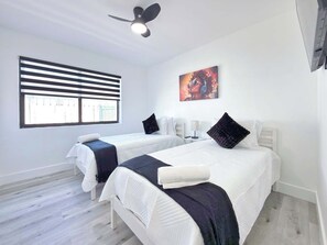 Room - Gorgeous 2-bedroom house with AC in vibrant Miami (Miami)