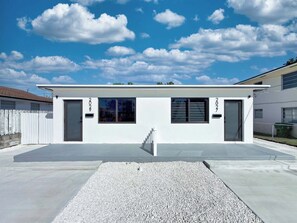 Exterior - Gorgeous 2-bedroom house with AC in vibrant Miami (Miami)