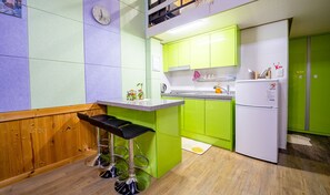 Refrigerador, microondas, placa de cocina, utensilios de cocina